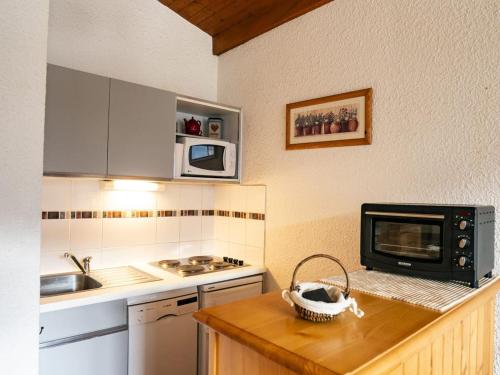 une cuisine avec un comptoir avec un micro-ondes dans l'établissement Châtel - 2 Pièces, 5 Pers, Balcon, Parking, Proche Remontées, Exposé Sud/Ouest - FR-1-676-83, à Châtel