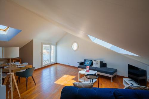 un salon avec un canapé et une table dans l'établissement Les Flots - Wi-Fi, TV, Garages, Central, à Pornic