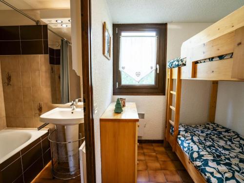 La salle de bains est pourvue d'un lavabo et de lits superposés. dans l'établissement Châtel - 2 Pièces, 5 Pers, Balcon, Parking, Proche Remontées, Exposé Sud/Ouest - FR-1-676-83, à Châtel