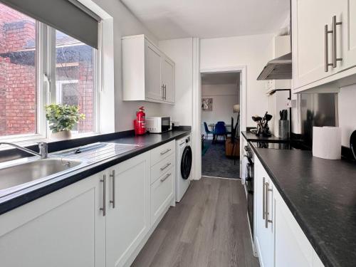 Dapur atau dapur kecil di Brandon Grove Stay Sleeps 6 by Week2Week