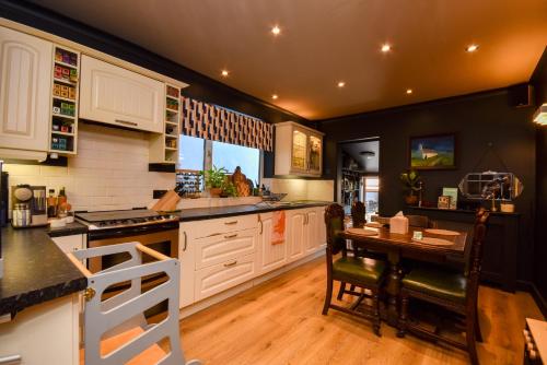Cuisine ou kitchenette dans l'établissement Cardiff Townhouse