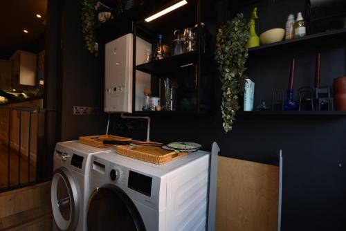 a washer and dryer in a kitchen with at Cardiff Townhouse in Cardiff