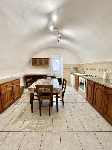 une cuisine avec une table et des chaises dans une pièce dans l'établissement Appartement de village à Aregno, à Aregno