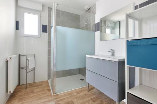 une salle de bain avec douche et lavabo dans l'établissement Le Retz de Jardin - Appartement calme avec parking, à Saint-Léger-les-Vignes
