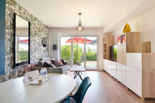 une cuisine et un salon avec une table et des chaises dans l'établissement Le Retz de Jardin - Appartement calme avec parking, à Saint-Léger-les-Vignes