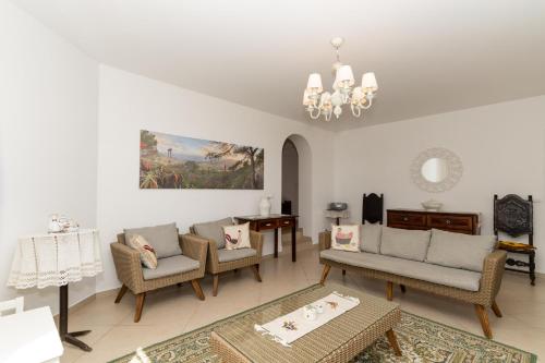 ein Wohnzimmer mit Sofas und einem Tisch in der Unterkunft Casa das Malvas in Porto Santo