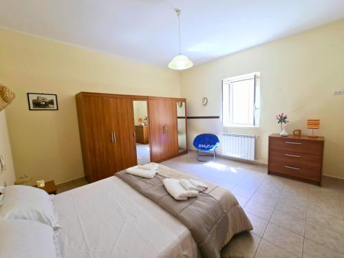 ヴィッラピアーナにあるVillapiana Milano Home by Holiday Worldの大きなベッドとタオル2枚のある寝室