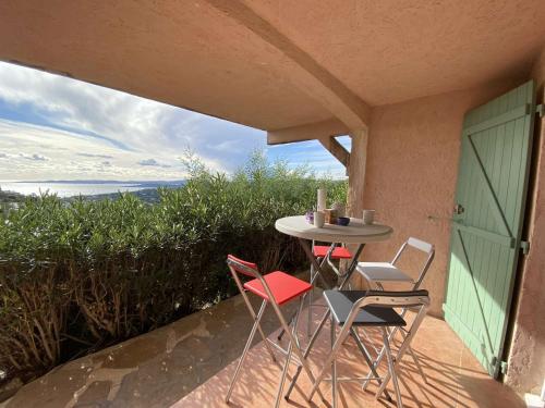 une table et des chaises sur un balcon avec vue dans l'établissement Studio familial avec terrasse, piscine, tennis et parking aux Issambres - FR-1-226-473, à Saint-Peïre-sur-Mer