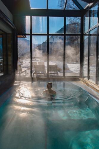 a man in a jacuzzi tub in a building at Jungbrunn Der Gutzeitort in Tannheim