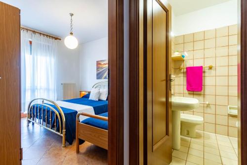 a small room with a bed and a bathroom at Appartamento Oleandro - MyHo Casa in Villa Rosa