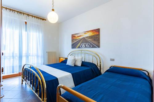 a bedroom with two beds and a window at Appartamento Oleandro - MyHo Casa in Villa Rosa