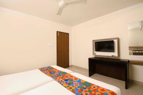 Cama o camas de una habitación en FabHotel Eden Stay- Nr US Consulate General Hyderabad