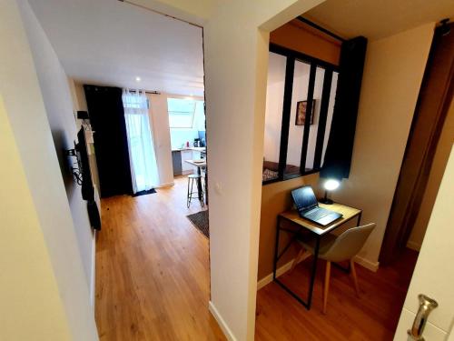 Cette chambre comprend un bureau et un ordinateur portable sur une table. dans l'établissement L'ATELIER I Neuf I Parking Gratuit I Proche Mer, à Saint-Brieuc