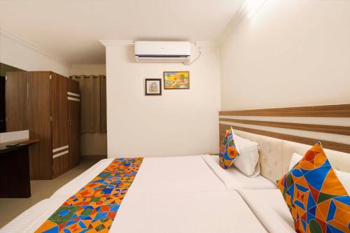 Cama o camas de una habitación en FabHotel Eden Stay- Nr US Consulate General Hyderabad