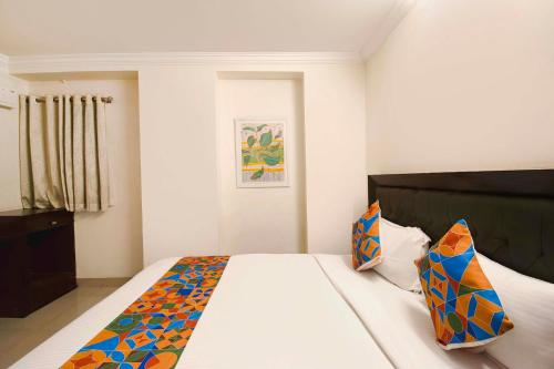 Cama o camas de una habitación en FabHotel Eden Stay- Nr US Consulate General Hyderabad