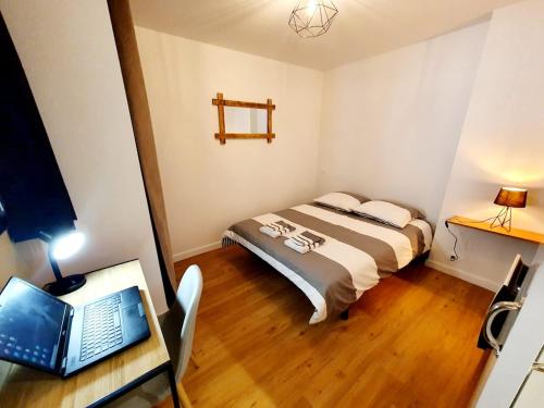 - une chambre avec un lit et un ordinateur portable sur un bureau dans l'établissement L'ATELIER I Neuf I Parking Gratuit I Proche Mer, à Saint-Brieuc