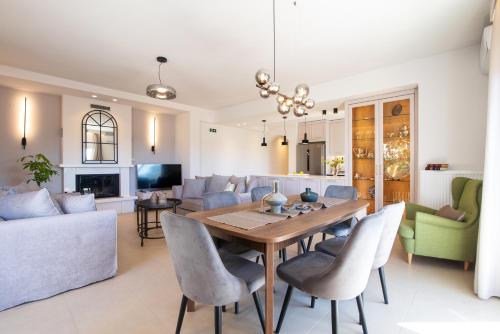 Sofias & Rolandos Luxury home