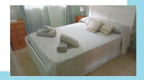 a bedroom with a bed with towels on it at Beiramar La Caleta Fuerteventura, Piscina y wifi Gratis junto al Atlántico in Parque Holandes