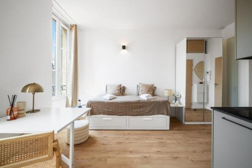 Cette chambre blanche dispose d'un lit et d'une cuisine. dans l'établissement Soleil Sucré - Splendid cocoon near Jean Médecin, à Nice