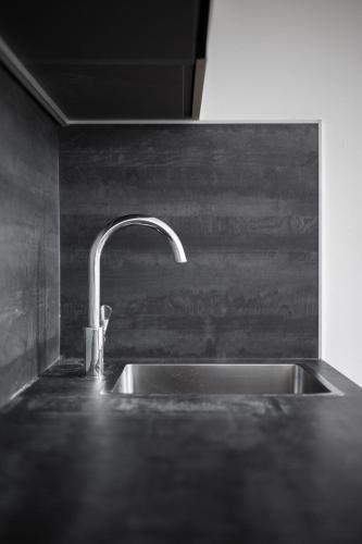 - un évier de cuisine avec un robinet sur un comptoir dans l'établissement Soleil Sucré - Splendid cocoon near Jean Médecin, à Nice