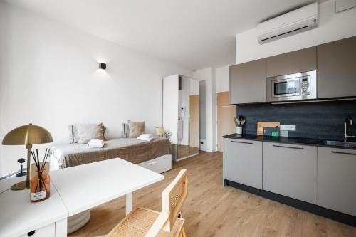 Il comprend une cuisine et un salon avec un lit et une table. dans l'établissement Soleil Sucré - Splendid cocoon near Jean Médecin, à Nice