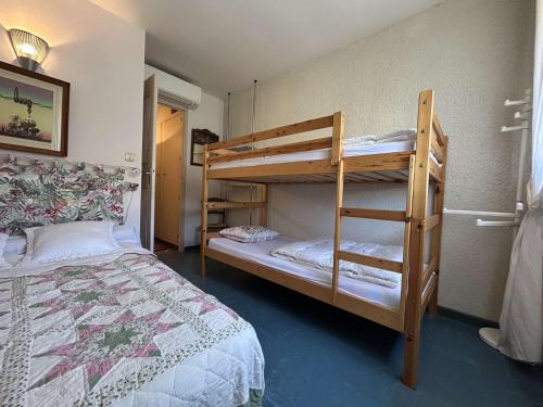 - une chambre avec deux lits superposés et un lit dans l'établissement SP000-011 Appartement 3 pièces 6 couchages SAINT PIERRE LA MER, à Saint Pierre La Mer