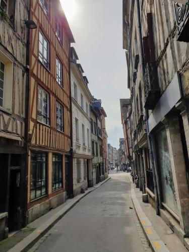 Maison Ancienne Hypercentre 3 étages avec Parking gratuit