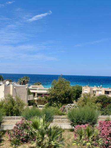 Apartment with sea view and access