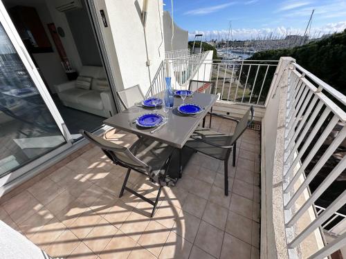 Photo de la galerie de l'établissement Bel appartement 3 pièces belle Vue Port dégagée Climatisé, au Grau-du-Roi