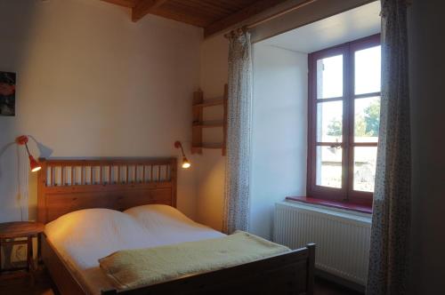 a bedroom with a bed and a window at Gîte du Grand Sourel, sa vue et son jardin in Moissac-Vallée-Française