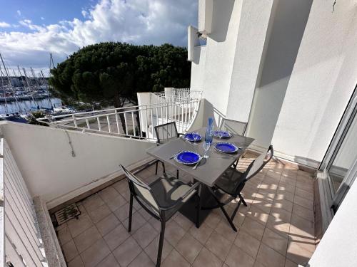 Photo de la galerie de l'établissement Bel appartement 3 pièces belle Vue Port dégagée Climatisé, au Grau-du-Roi