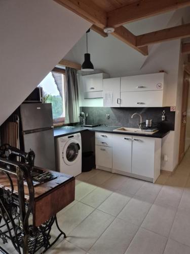 Dapur atau dapur kecil di Willa CHWOST zlokalizowana w pobliżu Term i Zakopanego