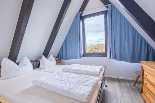 Postel nebo postele na pokoji v ubytování Ferienwohnpark Immenstaad am Bodensee Nurdachhaus Typ 8 NDW 114