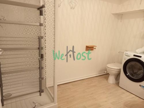 La salle de bains est pourvue de toilettes et d'un lave-linge. dans l'établissement Studio Modern Parking, à La Rochelle