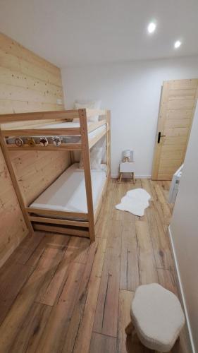 Cette chambre comprend 2 lits superposés et du parquet. dans l'établissement Gite du B-ffroy - Besse et St Ansataise, à Besse-et-Saint-Anastaise