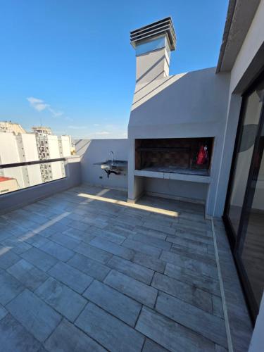 ein Kamin auf dem Dach eines Gebäudes in der Unterkunft MOVISTAR ARENA a 2 CUADRAS PREMIUM !!!! in Buenos Aires