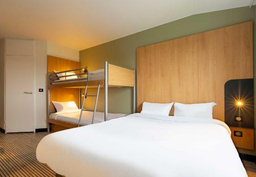Postel nebo postele na pokoji v ubytování B&B HOTEL Calais Centre St Pierre