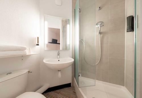 Koupelna v ubytování B&B HOTEL Calais Centre St Pierre
