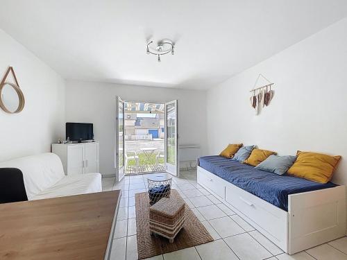 un salon avec un canapé et une télévision dans l'établissement Le Studio La Plage à 350m Le Centre à 500m, à Damgan