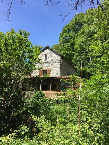 an old stone house in the middle of trees at Cà dal Bosc e Cà sgrüscia in Giumaglio