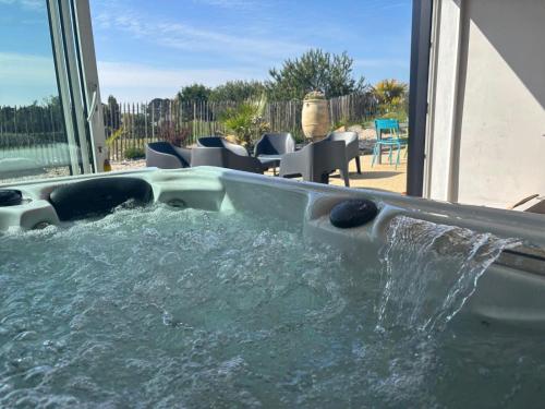 d'un bain à remous avec de l'eau. dans l'établissement Loft haut de gamme avec jacuzzi à Trélévern, à Trélévern