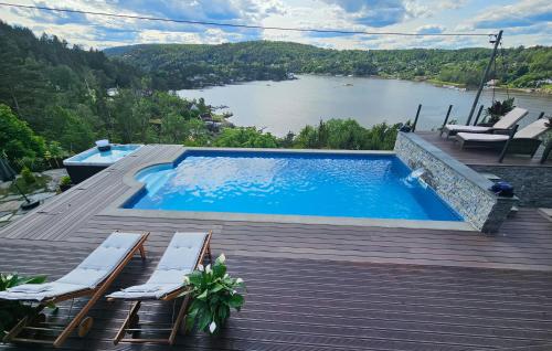 Amazing Home In Drøbakの敷地内または近くにあるプール