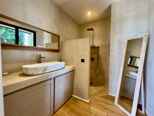 une salle de bain avec un lavabo et une douche dans l'établissement La Sapinière - SCLS Rentals, à Mougins