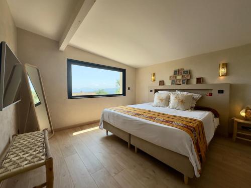 une chambre avec un grand lit et une fenêtre dans l'établissement La Sapinière - SCLS Rentals, à Mougins