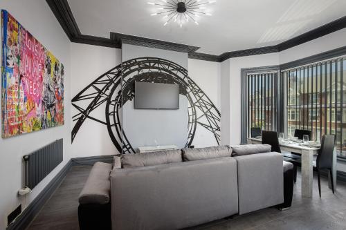 un salon avec un canapé et une table dans l'établissement The Coaster Loft Apartments by STAMP SA, à Blackpool