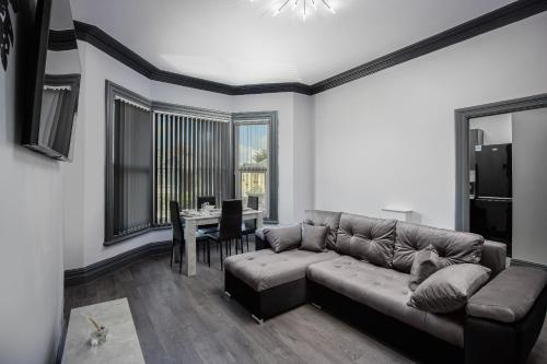 un salon avec un canapé et une table dans l'établissement The Coaster Loft Apartments by STAMP SA, à Blackpool