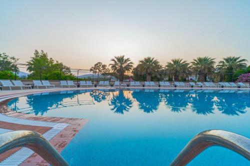Bazén v ubytování Sibyl Hotel Erythrai by Muup-All Inclusive nebo v jeho okolí