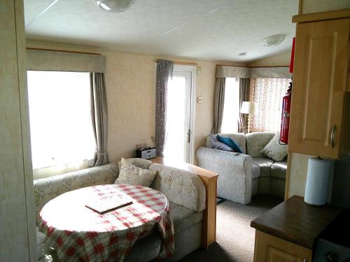 Voodi või voodid majutusasutuse Golden Sands Westmorland GS 6 Berth Blow Heated Access to the Beach toas