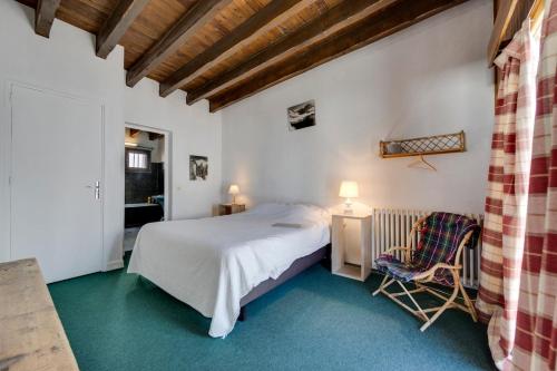 Postel nebo postele na pokoji v ubytování CHALET CROUZE - Chaleureux Chalet, ski au pied - 14 personnes