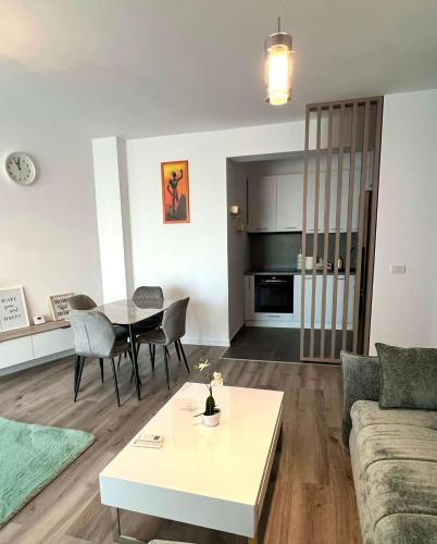 a living room with a couch and a table at Joy City Stay Mara M11-14 in Timişoara